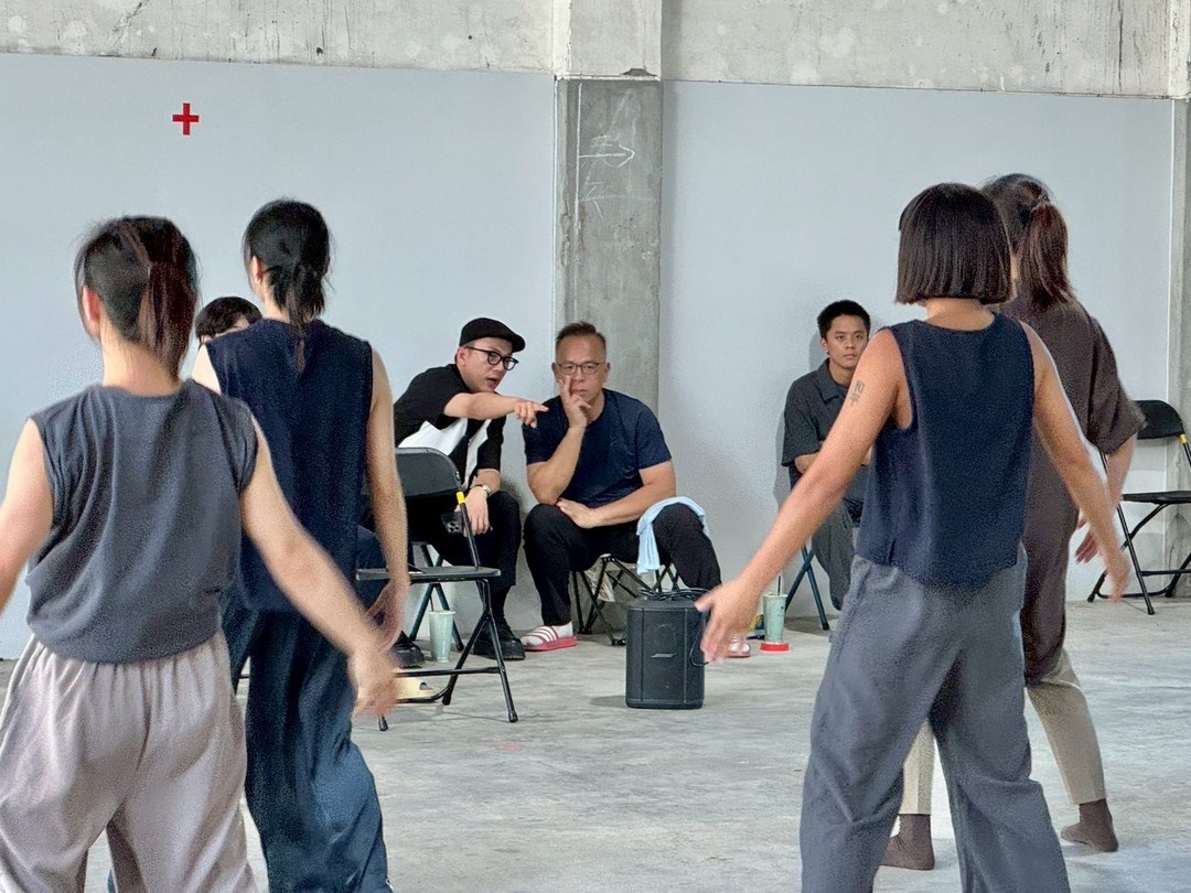 莊老師與服裝設計老師討論當代舞服飾